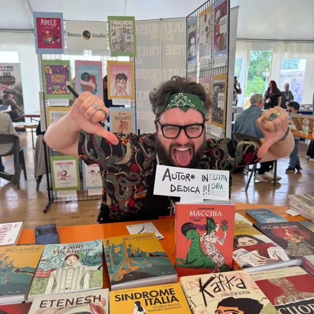 📌 Un sobrio @max_g_fabris in dedica a @veneziacomics. Macchia è quasi #soldout, avanti per l’ultima copia disponibile!