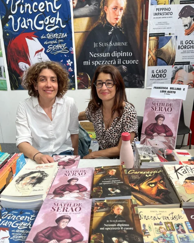 📌 @lidyaceto e @francesca_bellino_ dedicano la #biografia a #fumetti di Matilde Serao allo stand #beccogiallo al @comiconitalia.
📅 Scopri gli orari dei #firmacopie consultando il link in bio!