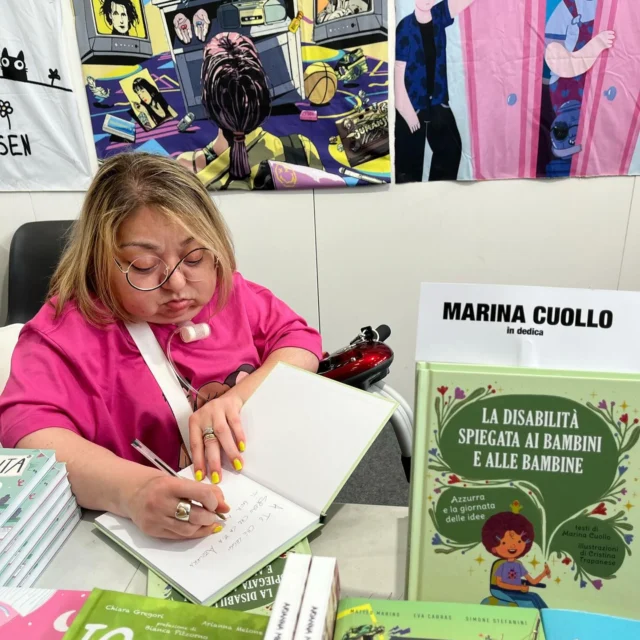 📌 @marina_cuollo dedica “La disabilità spiegata ai bambini e alle bambine” al @comiconitalia.
📅 Trovi tutti gli orari dei nostri #firmacopie al link in bio!