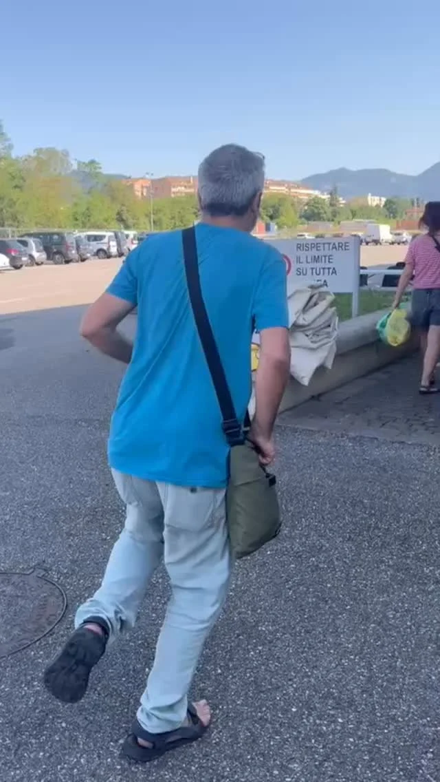 📌 Doveva fare due ore di #firmacopie ma per un piccolo incidente di percorso @nuvoleonline sarà letteralmente stabile allo stand #beccogiallo tutto il giorno ;-) Passate a trovarci al #bergamo @comiconitalia 🥳